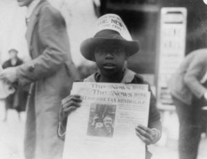 African Amercian Newspaper Boy 1921, Foto: Children's Bureau Centennial, Flickr.com, CC BY 2.0 